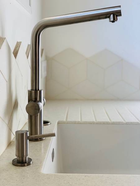 Fabrication et pose dune cuisine en bois avec îlot central à Aix-en-Provence