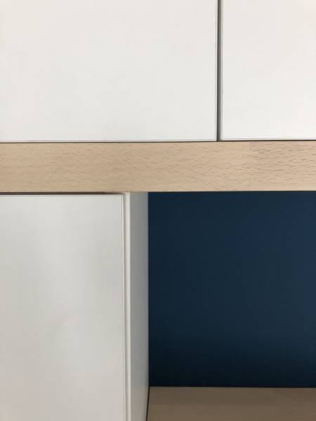 Fabrication et pose d'une bibliothèque design avec habillage bois à Lourmarin dans le Luberon