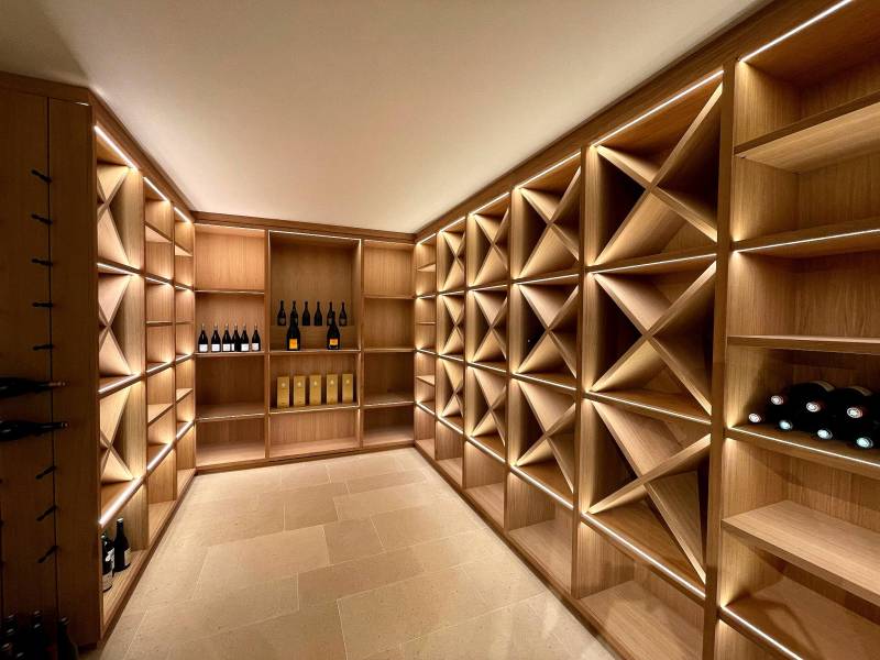 Fabrication d'une cave à vin d'exception en chêne sur mesure à Aix en Provence