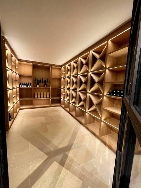 Fabrication d'une cave à vin d'exception en chêne sur mesure à Aix en Provence