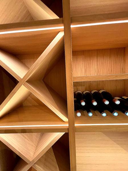 Fabrication d'une cave à vin d'exception en chêne sur mesure à Aix en Provence