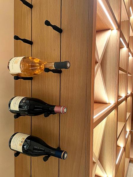 Fabrication d'une cave à vin d'exception en chêne sur mesure à Aix en Provence